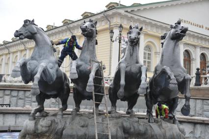 Россия. Москва. 07 апреля 2011г. Фонтаны на Манежной площади. Подготовка фонтана к запуску.