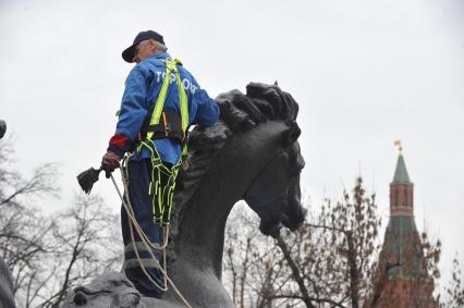 Россия. Москва. 07 апреля 2011г. Фонтаны на Манежной площади. Подготовка фонтана к запуску.