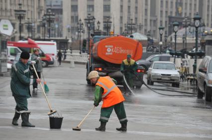 Россия. Москва. 07 апреля 2011г. Манежная площадь. Субботник, дворники, уборка территории.