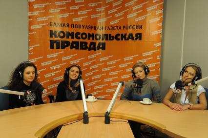 Группа БЛЕСТЯЩИЕ на радио КП. На снимке(слева направо): Марина Бережная, Надежда Ручка, Анастасия Осипова, Анна Дубовицкая. 3 декабря 2010 года.