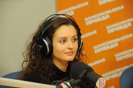 Группа БЛЕСТЯЩИЕ на радио КП. На снимке: Марина Бережная. 3 декабря 2010 года.