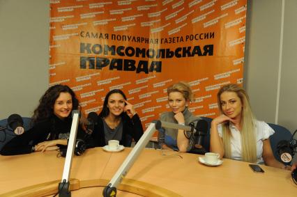 Группа БЛЕСТЯЩИЕ на радио КП. На снимке(слева направо): Марина Бережная, Надежда Ручка, Анастасия Осипова, Анна Дубовицкая. 3 декабря 2010 года.