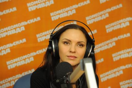 Группа БЛЕСТЯЩИЕ на радио КП. На снимке: Надежда Ручка. 3 декабря 2010 года.