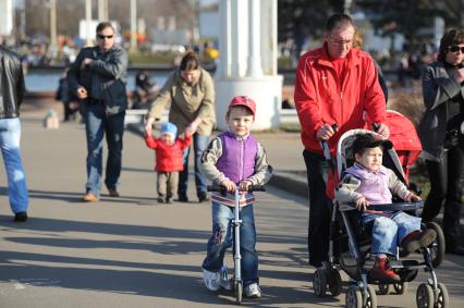 Горожане на отдыхе в парке ВДНХ, Москва, 24 апреля 2011 года