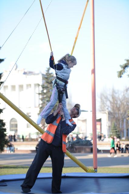 Горожане на отдыхе в парке ВДНХ, Москва, 24 апреля 2011 года