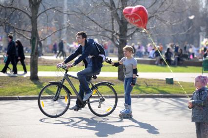 Горожане на отдыхе в парке ВДНХ, Москва, 24 апреля 2011 года