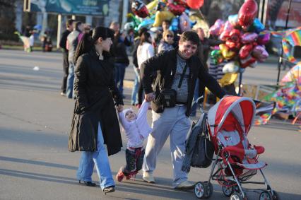 Семья на отдыхе в парке ВДНХ, Москва, 24 апреля 2011 года