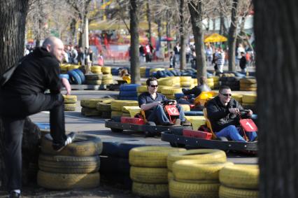 Картинг в парке аттракционов на ВДНХ, Москва, 24 апреля 2011 года