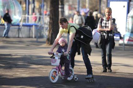 Семья на отдыхе в парке ВДНХ, Москва, 24 апреля 2011 года