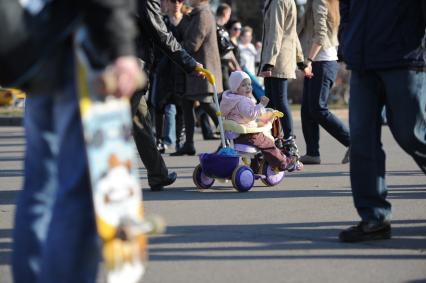 Горожане на отдыхе в парке ВДНХ, Москва, 24 апреля 2011 года