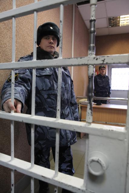СИЗО. Бутырская тюрьма. Следственный изолятор. Москва. 7 апреля 2011 года. Решетка, охранник, запретная зона.