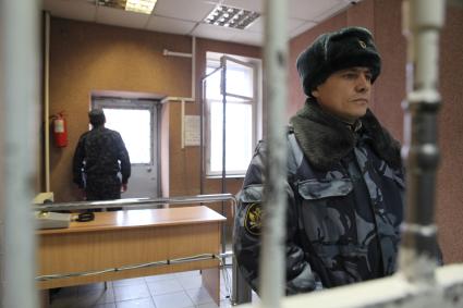 СИЗО. Бутырская тюрьма. Следственный изолятор. Москва. 7 апреля 2011 года. Решетка, охранник.