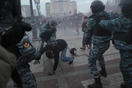 Митинг на Манежной площади, который начался в память о погибшем болельщике СПАРТАКА Егоре Свиридове и перерос в массовые беспорядки и погром. На снимке: Сотрудники ОМОНа применяют силу для разгона демонстрантов. 11 декабря 2010 года.