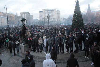 Митинг на Манежной площади, который начался в память о погибшем болельщике СПАРТАКА Егоре Свиридове и перерос в массовые беспорядки и погром. На снимке: Манежная площадь заполнена людьми. 11 декабря 2010 года.