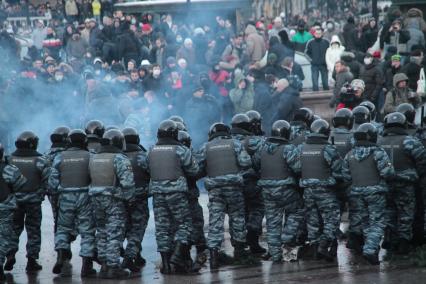 Митинг на Манежной площади, который начался в память о погибшем болельщике СПАРТАКА Егоре Свиридове и перерос в массовые беспорядки и погром. На снимке: Сотрудники ОМОНа применяют силу для разгона демонстрантов. 11 декабря 2010 года.