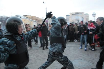 Митинг на Манежной площади, который начался в память о погибшем болельщике СПАРТАКА Егоре Свиридове и перерос в массовые беспорядки и погром. На снимке: Сотрудники ОМОНа применяют силу для разгона демонстрантов. 11 декабря 2010 года.