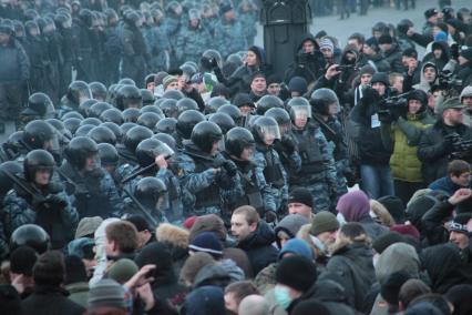 Митинг на Манежной площади, который начался в память о погибшем болельщике СПАРТАКА Егоре Свиридове и перерос в массовые беспорядки и погром. На снимке: Сотрудники ОМОНа применяют силу для разгона демонстрантов. 11 декабря 2010 года.