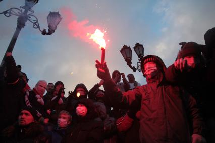 Митинг на Манежной площади, который начался в память о погибшем болельщике СПАРТАКА Егоре Свиридове и перерос в массовые беспорядки и погром. На снимке: Участники митинга. 11 декабря 2010 года.