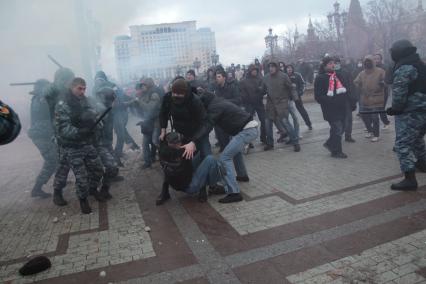 Митинг на Манежной площади, который начался в память о погибшем болельщике СПАРТАКА Егоре Свиридове и перерос в массовые беспорядки и погром. На снимке: Сотрудники ОМОНа применяют силу для разгона демонстрантов. 11 декабря 2010 года.