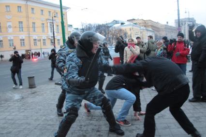 Митинг на Манежной площади, который начался в память о погибшем болельщике СПАРТАКА Егоре Свиридове и перерос в массовые беспорядки и погром. На снимке: Сотрудники ОМОНа применяют силу для разгона демонстрантов. 11 декабря 2010 года.