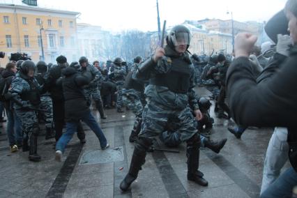 Митинг на Манежной площади, который начался в память о погибшем болельщике СПАРТАКА Егоре Свиридове и перерос в массовые беспорядки и погром. На снимке: Сотрудники ОМОНа применяют силу для разгона демонстрантов. 11 декабря 2010 года.