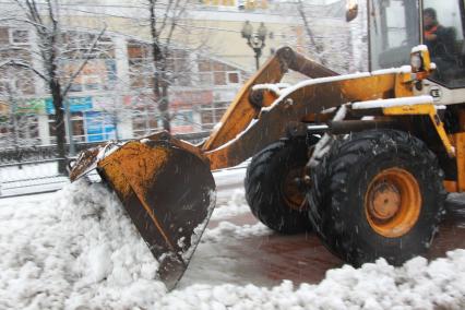 09 апреля 2011г.  Снегопад, спецтехника, трактор.