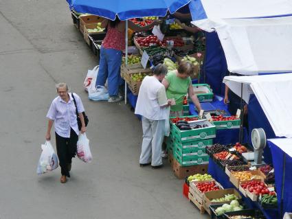 Уличная торговля овощами и фруктами. 26.07.2009.