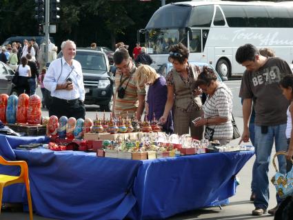 Торговля сувенирами на смотровой площадке на Воробьевых горах. 16.08.2009 г.