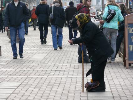 Нищенка просит милостыню на Арбате (18.03.2009).