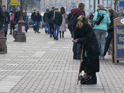 Нищенка просит милостыню на Арбате (18.03.2009).