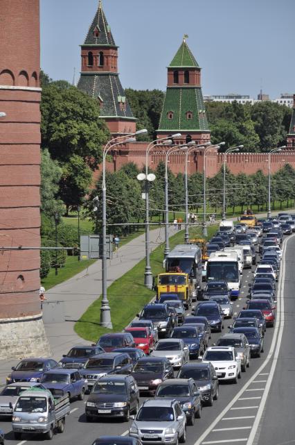 Автомобильная пробка на Кремлевской набережной. Вид с Большого Каменного моста. 30 июня 2010.