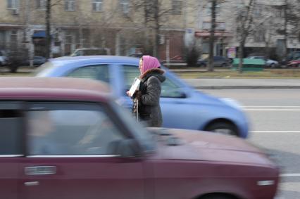 Женщина с табличкой ПОмогите на операцию ребенку ходит по пробкам на дорогах, Москва, 21 апреля 2011 года.