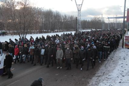 Люди, фанаты пришли к месту где убили Егора Свиридова почтить его память. Траурная процессия. 11 декабря 2010 года.