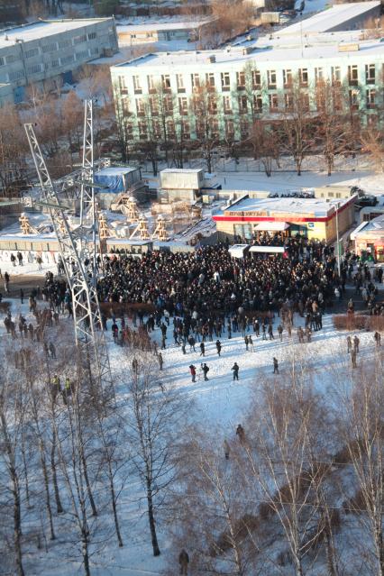 Люди, фанаты пришли к месту где убили Егора Свиридова почтить его память. Пришло очень много народу. Толпа. 11 декабря 2010 года.