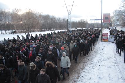 Люди, фанаты пришли к месту где убили Егора Свиридова почтить его память. Траурная процессия. 11 декабря 2010 года.