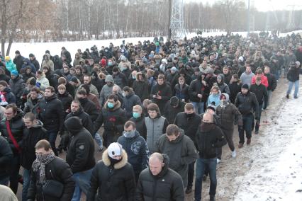 Люди, фанаты пришли к месту где убили Егора Свиридова почтить его память. Траурная процессия. 11 декабря 2010 года.