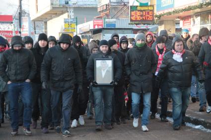 Люди, фанаты пришли к месту где убили Егора Свиридова почтить его память. Траурная процессия. 11 декабря 2010 года.