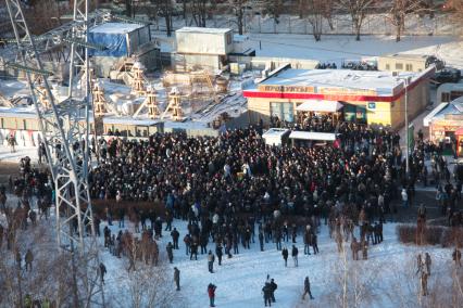 Люди, фанаты пришли к месту где убили Егора Свиридова почтить его память. Пришло очень много народу. Толпа. 11 декабря 2010 года.