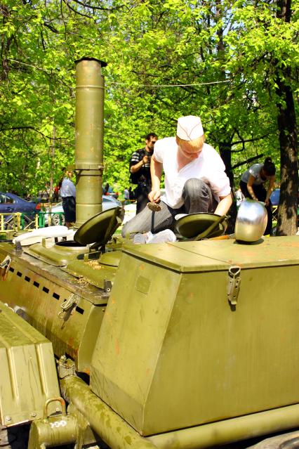 Москва 09 мая 2010 год. Военно-полевая кухня. Армейская еда.