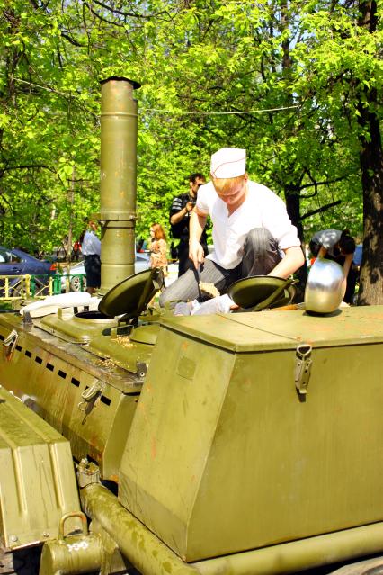 Москва 09 мая 2010 год. Военно-полевая кухня. Армейская еда.