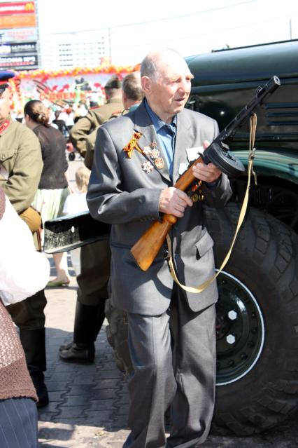 Москва 09 мая 2010 год. Празднование 9 мая. День победы. Ветеран держит в руках  ППШ.