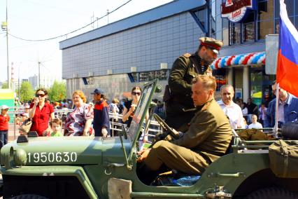 Москва 09 мая 2010 год. Празднование 9 мая. День победы. Военная техника. УАЗ машина для военных.