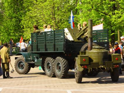 Москва 09 мая 2010 год. Празднование 9 мая. День победы. Военная техника, прицеп военно-полевая кухня.