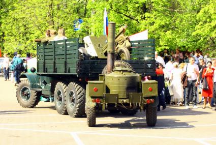 Москва 09 мая 2010 год. Празднование 9 мая. День победы. Военная техника, прицеп военно-полевая кухня.