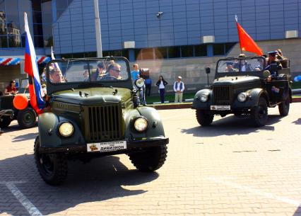 Москва 09 мая 2010 год. Празднование 9 мая. День победы. Военная техника с флагами.