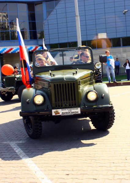 Москва 09 мая 2010 год. Празднование 9 мая. День победы. Военная техника с флагами.