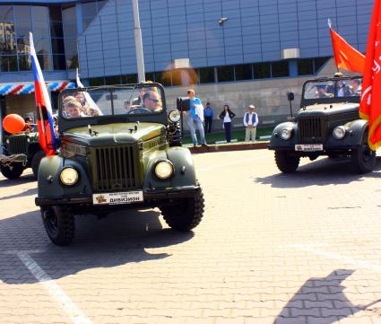 Москва 09 мая 2010 год. Празднование 9 мая. День победы. Военная техника с флагами.