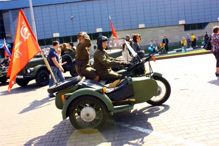 Москва 09 мая 2010 год. Празднование 9 мая. День победы. Военная техника времен ВОВ. Мотоцикл с коляской с флагом. Военные. Мотоцикл урал.