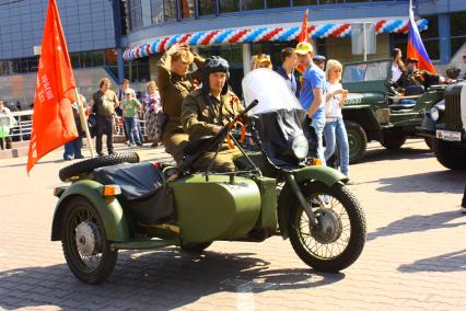 Москва 09 мая 2010 год. Празднование 9 мая. День победы. Военная техника времен ВОВ. Мотоцикл с коляской с флагом. Военные. Мотоцикл урал.