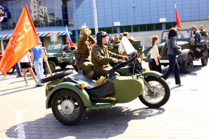 Москва 09 мая 2010 год. Празднование 9 мая. День победы. Военная техника времен ВОВ. Мотоцикл с коляской с флагом. Военные. Мотоцикл урал.